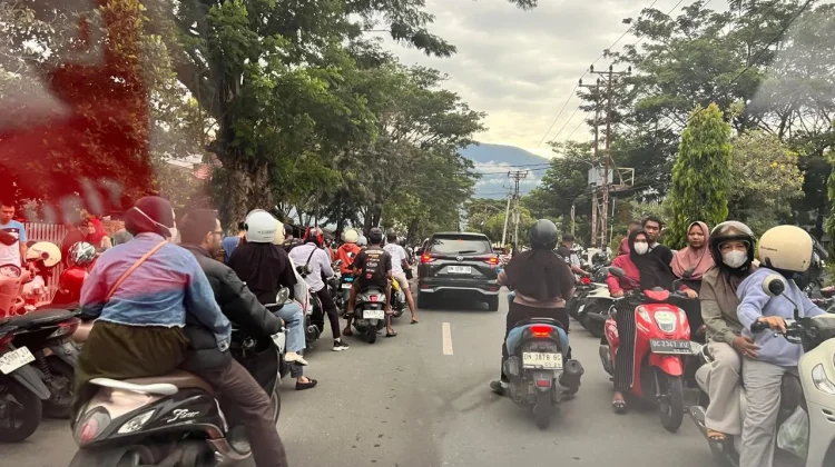 Jelang Berbuka, Kawasan Pasar Ramadan Dipadati Kendaraan