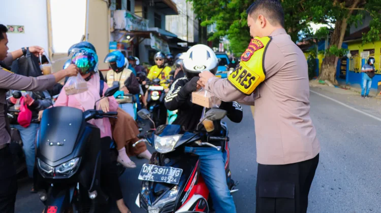 Polres Banggai Bersama Mahasiswa Bagikan Ratusan Takjil