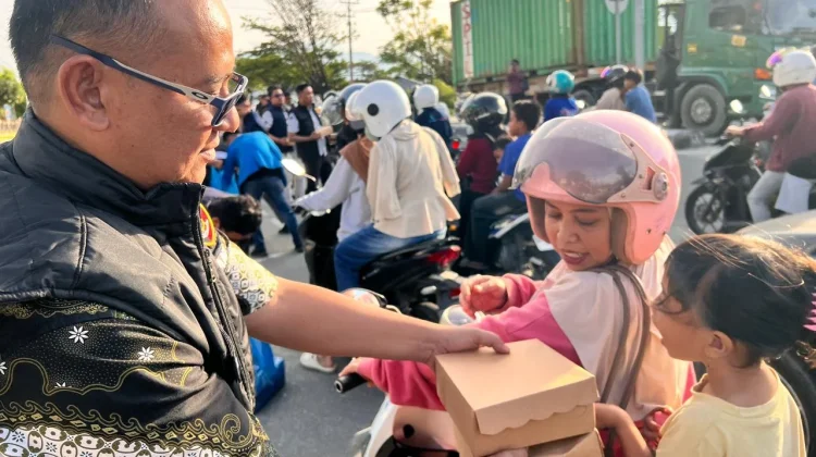 Subdit Tipikor Polda Sulteng Bersama Mahasiswa Bagikan Ratusan Takjil