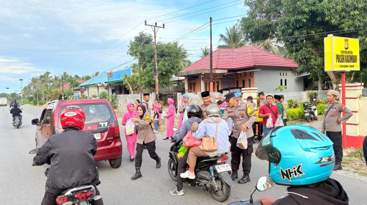 Bangun Kedekatan dengan Warga, Polsek Kasimbar Gelar Aksi Berbagi Takjil