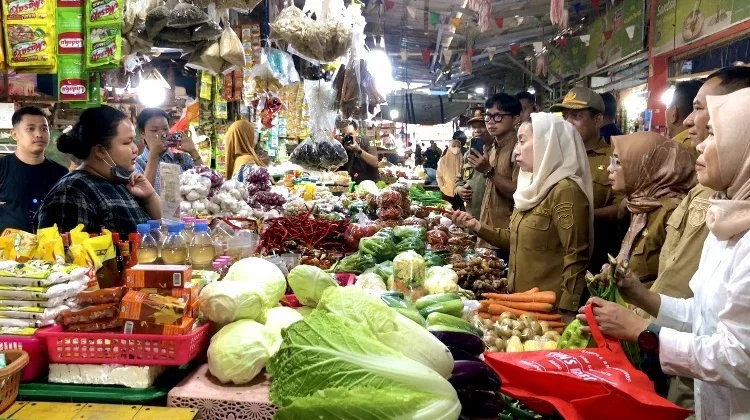 Pemerintah Kota Palu Sidak Harga dan Stok Bahan Pokok di Pasar Masomba