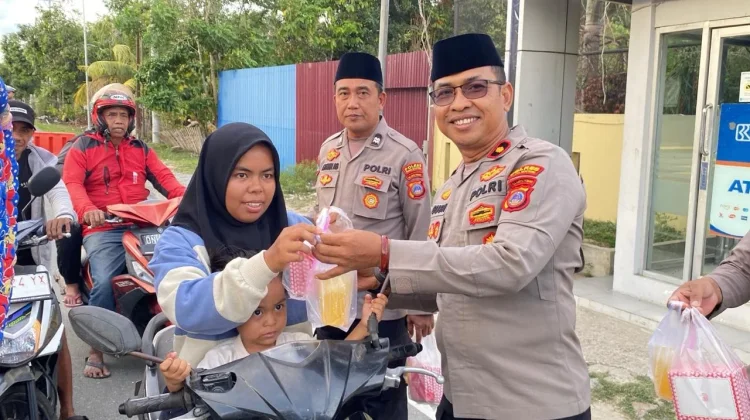 Jaga Kamtibmas lewat Aksi Sosial, Polres Parimo Bagi-Bagi Takjil