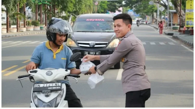 Polresta Palu Bagikan Takjil Perkuat Hubungan Harmoni dengan Warga