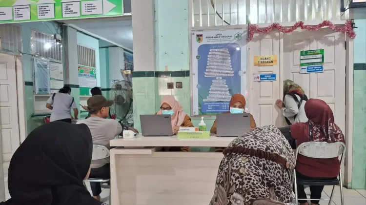 Antrian Pasien berobat di Puskesmas Singgani Palu