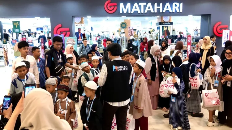 Rumah Dua Jari Palu Ajak Ratusan Anak Yatim-Dhuafa Belanja Baju Lebaran