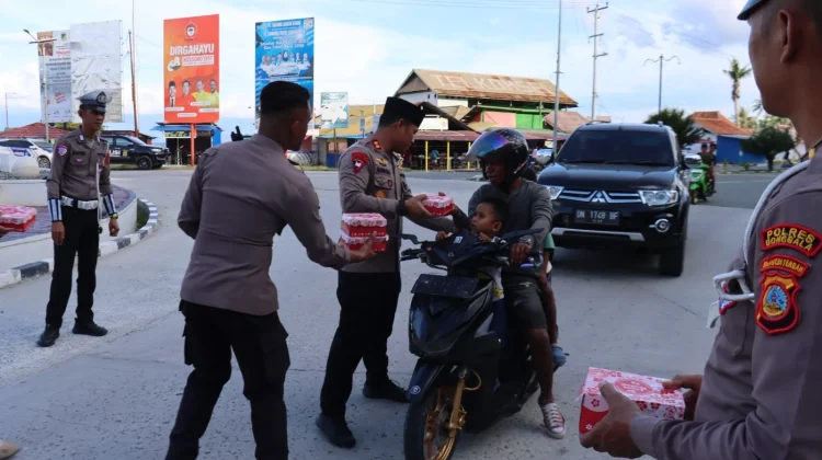 Menebar Kebaikan, Polres Donggala Berbagi Takjil kepada Masyarakat