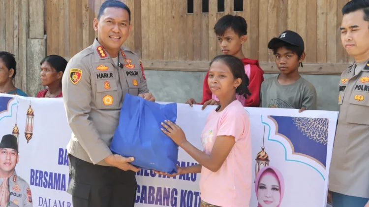 Kapolresta Palu Bersama Ketua Bhayangkari Berbagi Sembako di Desa Uwemtumbu