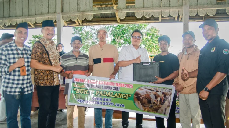 Perkuat Ekonomi Kelompok Usaha, Bupati Morut Salurkan Bantuan Keuangan Khusus