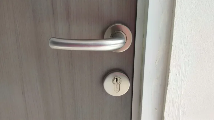 Gagang Pintu, Titik Kuman yang Sering Terabaikan