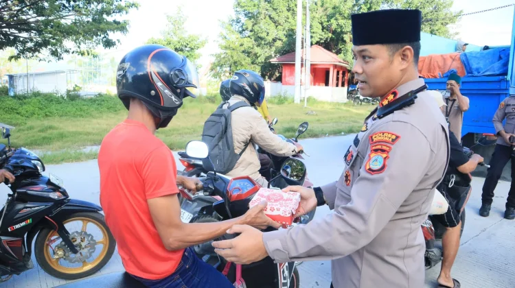 Polres Donggana Bersama Komunitas MSB Bagi Takjil