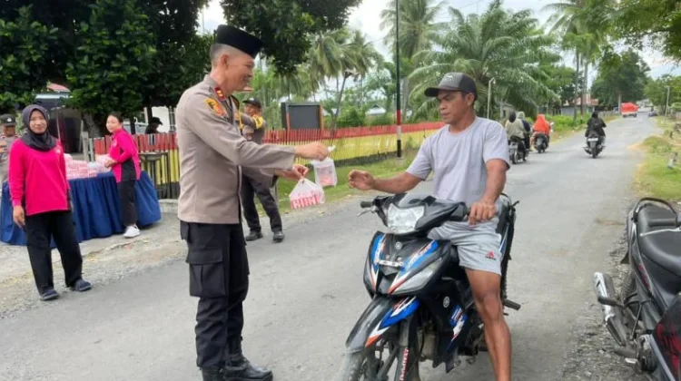 Polsek Bualemo Tebar Kebaikan lewat Bagi 100 Paket Takjil