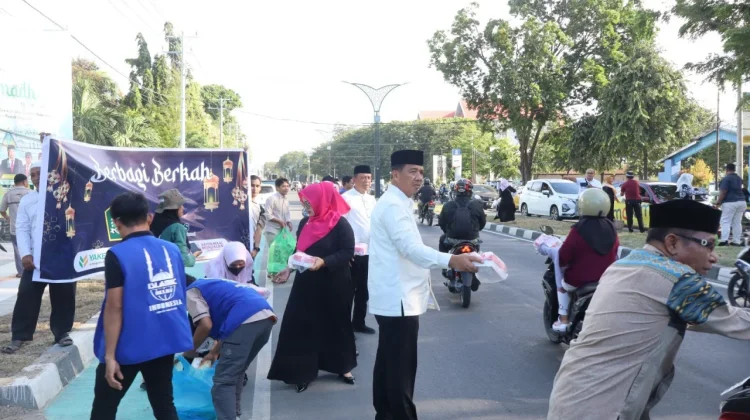 Kanwil Kemenag Sulteng Bersama Mitra Zakat Bagikan 600 Paket Takjil