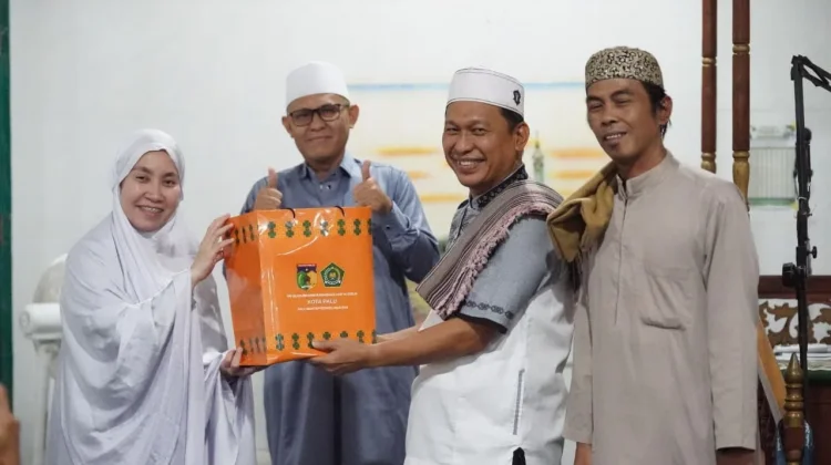 Wawali Imelda Serahkan Bingkisan Safari Ramadan di Palupi