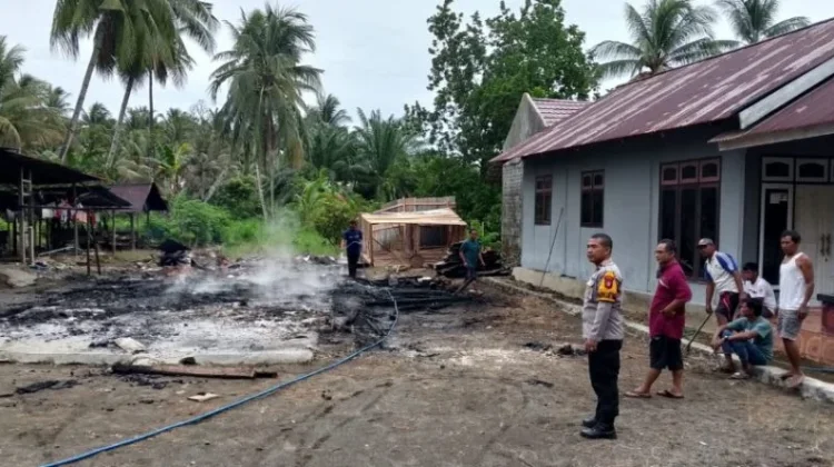 Satu Unit Rumah di Moilong Banggai Terbakar Polsek Toili Bergerak
