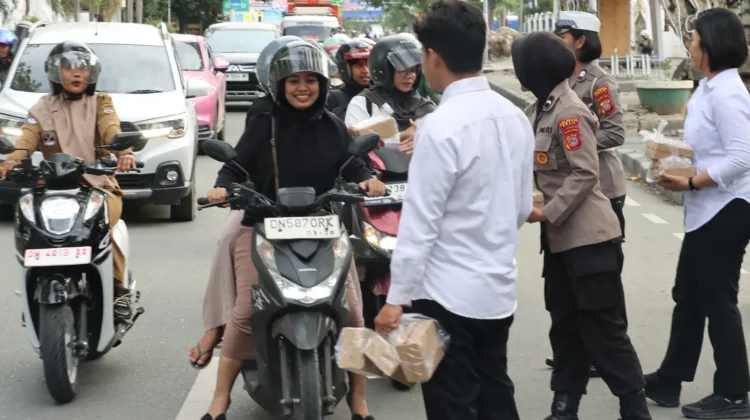 Satresnarkoba Polresta Palu Berbagi Takjil kepada Pengguna Jalan