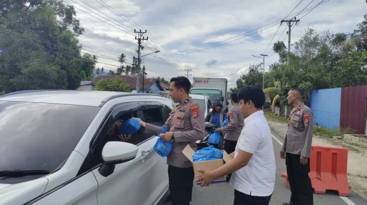 Personel Polres Parimo Bagikan Takjil Kepada Masyarakat