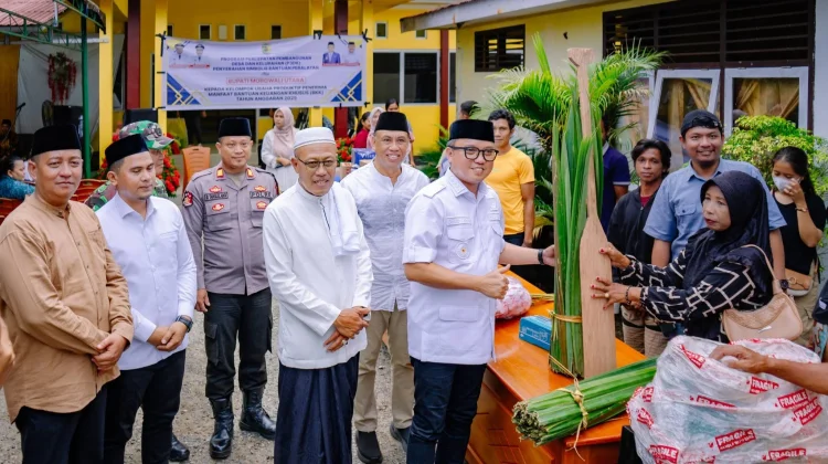 Bupati Morut Serahkan Bantuan Keuangan Khusus dan Sertipikat Hak Atas Tanah