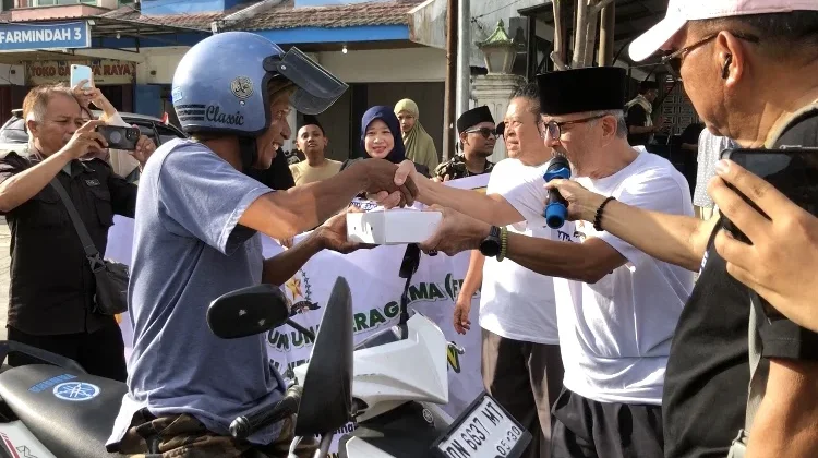 FKUB Sulteng Bersama Pemuda Lintas Agama Bagikan 1.000 Paket Takjil di Palu