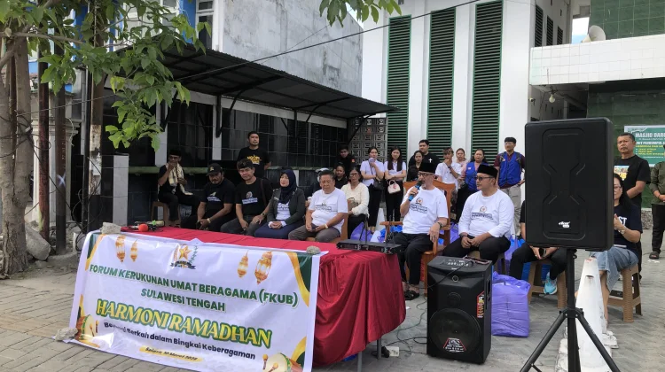 Pemuda Lintas Agama FKUB Sulteng Perkuat Harmoni Berbagi Takjil di Bulan Ramadan