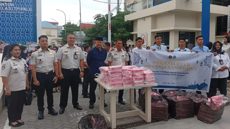 Imigrasi TPI Palu Bagikan 300 Takjil Kepada Pengendara
