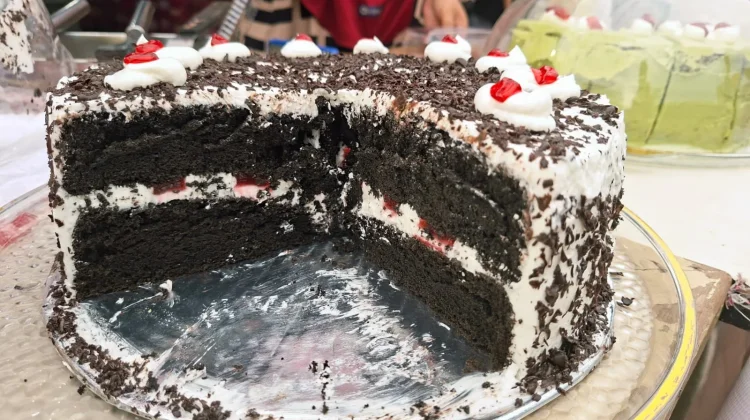 Cake Potong Jadi Pilihan Takjil Ramadan di Palu