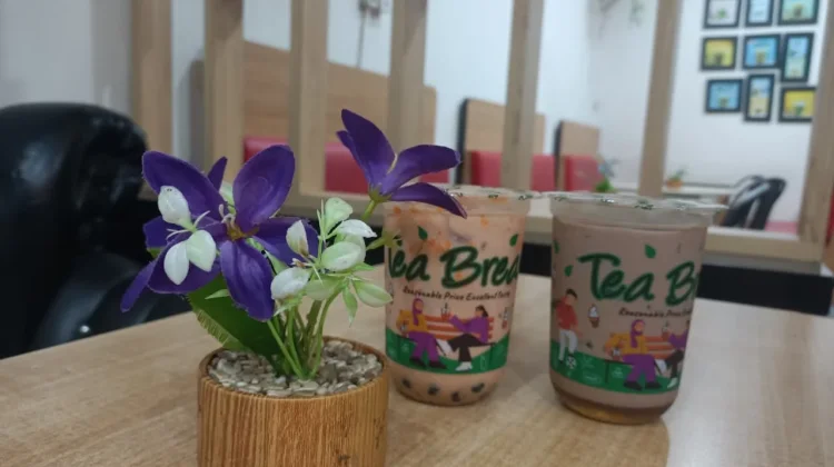 Minuman Manis Jadi Pilihan Berbuka di Kafe Estetik