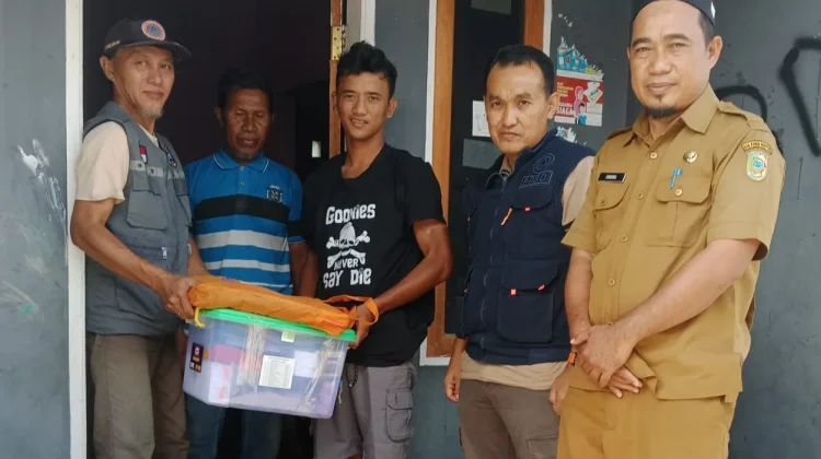 BPBD Parimo Serahkan Bantuan untuk Kakak Beradik Korban Kecelakaan Laut
