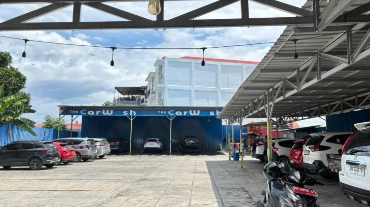 Tempat Pencucian Mobil Diserbu Pelanggan jelang Idul Fitri