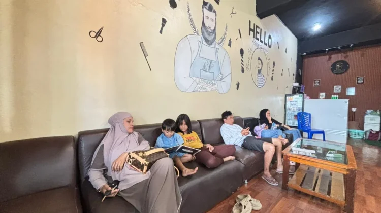 Jelang Lebaran, Barbershop Palu Diserbu Antrean Panjang Pelanggan