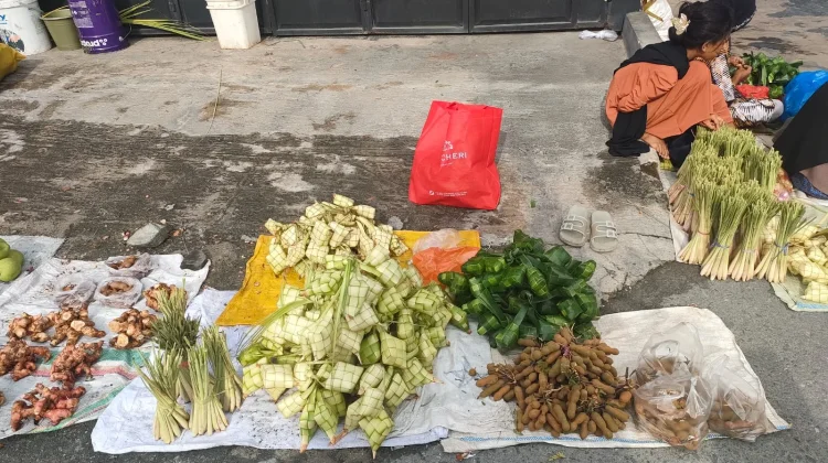 Pedagang Musiman Jajakan Bahan Tradisional jelang Lebaran