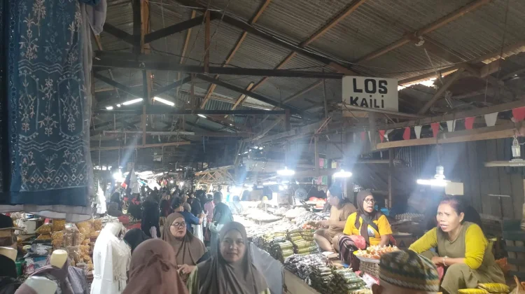 Suasana Ramai Pasar Manonda jelang Lebaran Penuh Tradisi