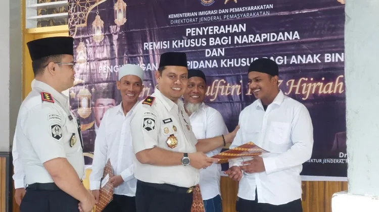 Rayakan Lebaran, Kakanwil Ditjenpas Beri Bingkisan Bagi Wabin Bebas