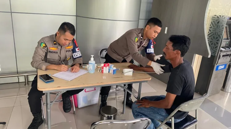 Polda Sulteng Beri Layanan Kesehatan Gratis bagi Pemudik