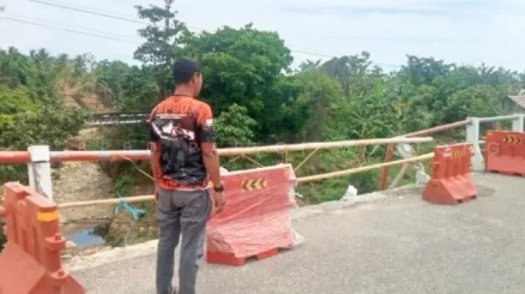 Jembatan Baliara Rusak Ditabrak Mobil, BPBD Parimo Pasang Barier