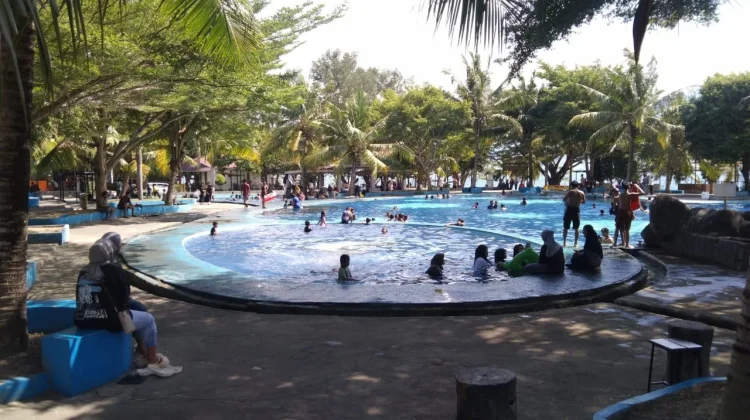 Ribuan Wisatawan Padati Taipa Beach Palu