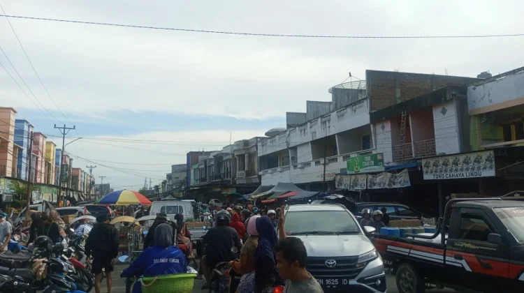 Pasar Manonda Mulai Padat, Aktivitas Pedagang Belum Maksimal