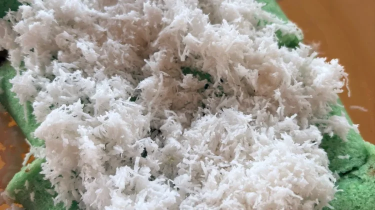 Kue Putu Menangis yang Melegenda