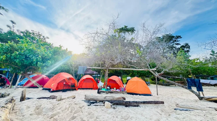 Kemping Pantai Jadi Tren Liburan Lebaran