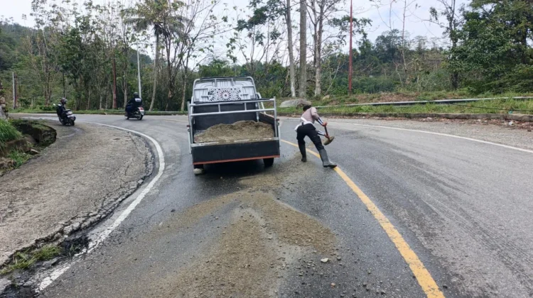 Respon Cepat Satlantas Parimo Tangani Tumpahan Solar di Jalur Rawan Kebun Kopi