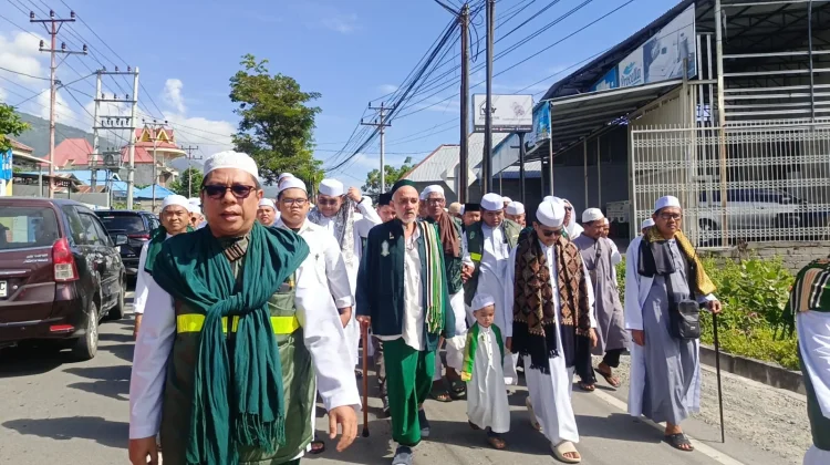 Dari Bukit Thursina ke Alkhairaat, Habib Rotan Jalan Kaki Hadiri Haul Guru Tua