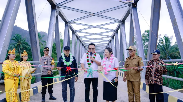 Bupati Morowali Utara Resmikan Jembatan Desa Lembobelala