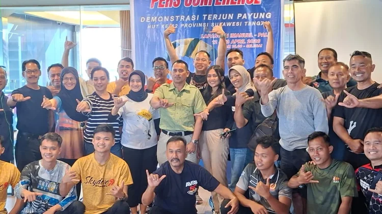 Demonstrasi Atlet Terjun Payung Ikut Meriahkan HUT Sulteng