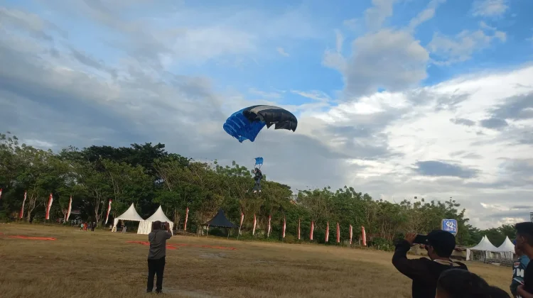 Meriahkan HUT Sulteng, 28 Atlet Terjun Payung Siap Hibur Masyarakat
