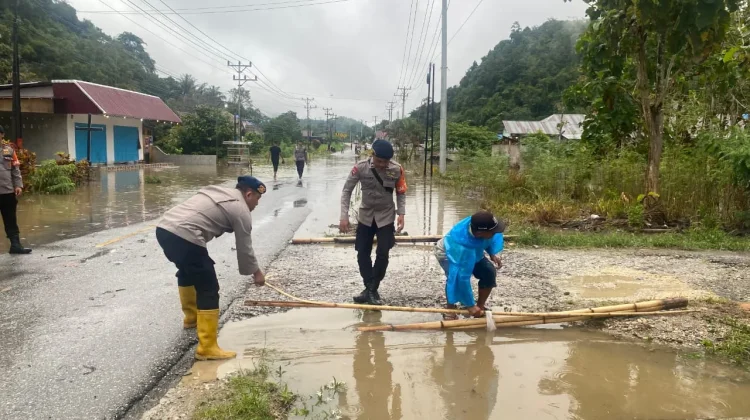 Tanggap Darurat Banjir, Brimob Evakuasi Warga dan Jaga Akses Jalan di Saojo Poso