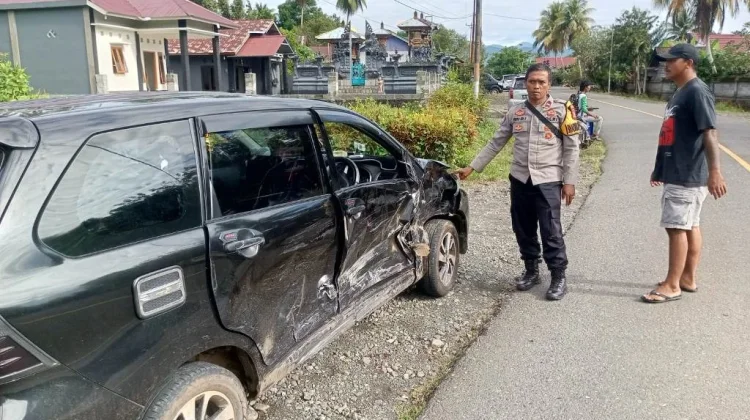 Polisi Evakuasi Korban Tabrakan Maut di Banggai