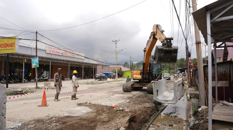 Tingkatkan Infrastruktur Jalan Nasional, IMIP Bangun Drainase Beton