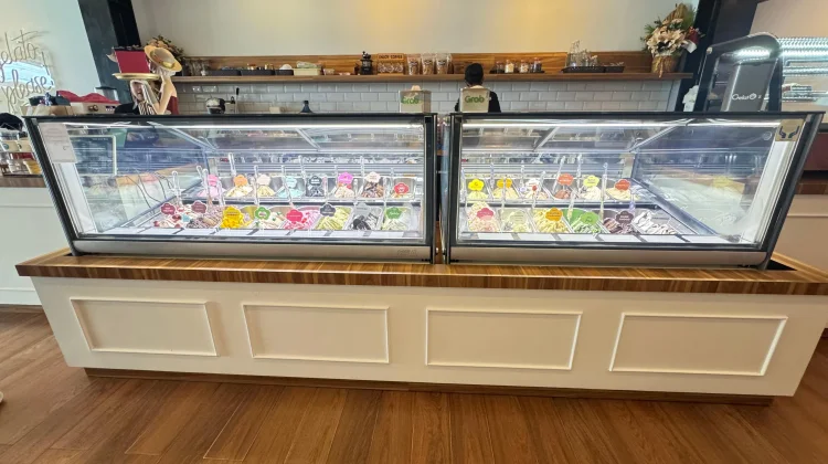 Menikmati Ice Cream di Cuaca Terik