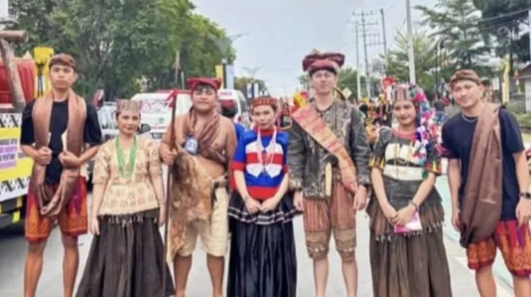 Melestarikan Pakaian Adat Lore Mondulu Identitas Kearifan Lokal