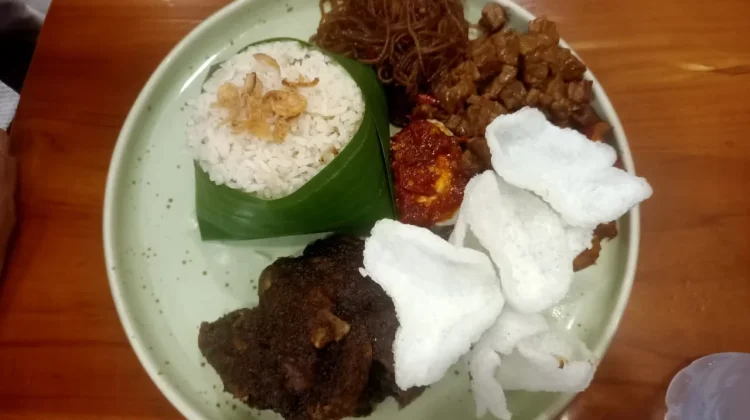 Nasi Uduk Jadi Favorit Kuliner Malam Warga
