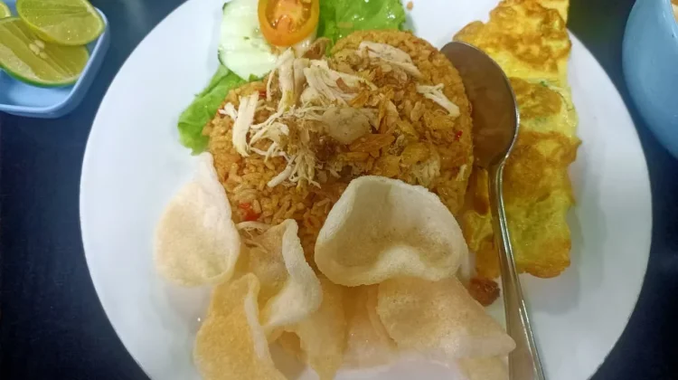 Aroma Nasi Goreng di Wajan Panas Jadi Daya Tarik Warga Kota Palu